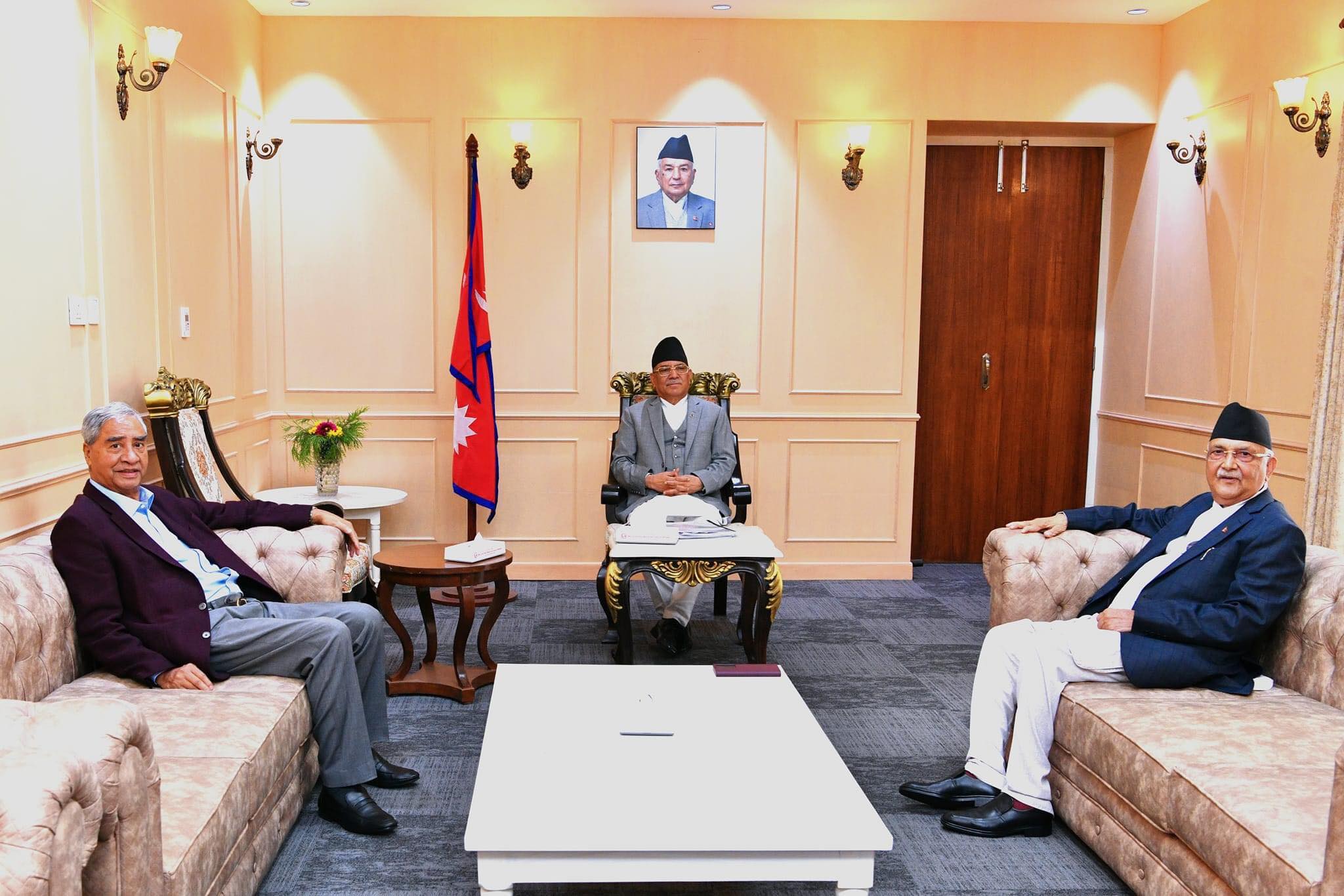 संसदको अवरोध हटाउनेबारे प्रचण्ड, देउवा र ओलीबीच सिंहदरबारमा वार्ता 